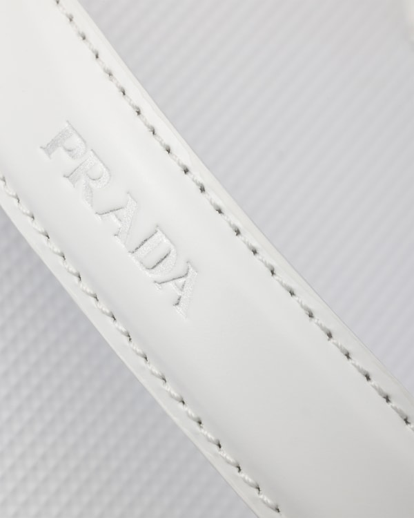 ブラッシュドレザー フリップフロップ - ホワイト ブラッシュドレザー フリップフロップ - ホワイト