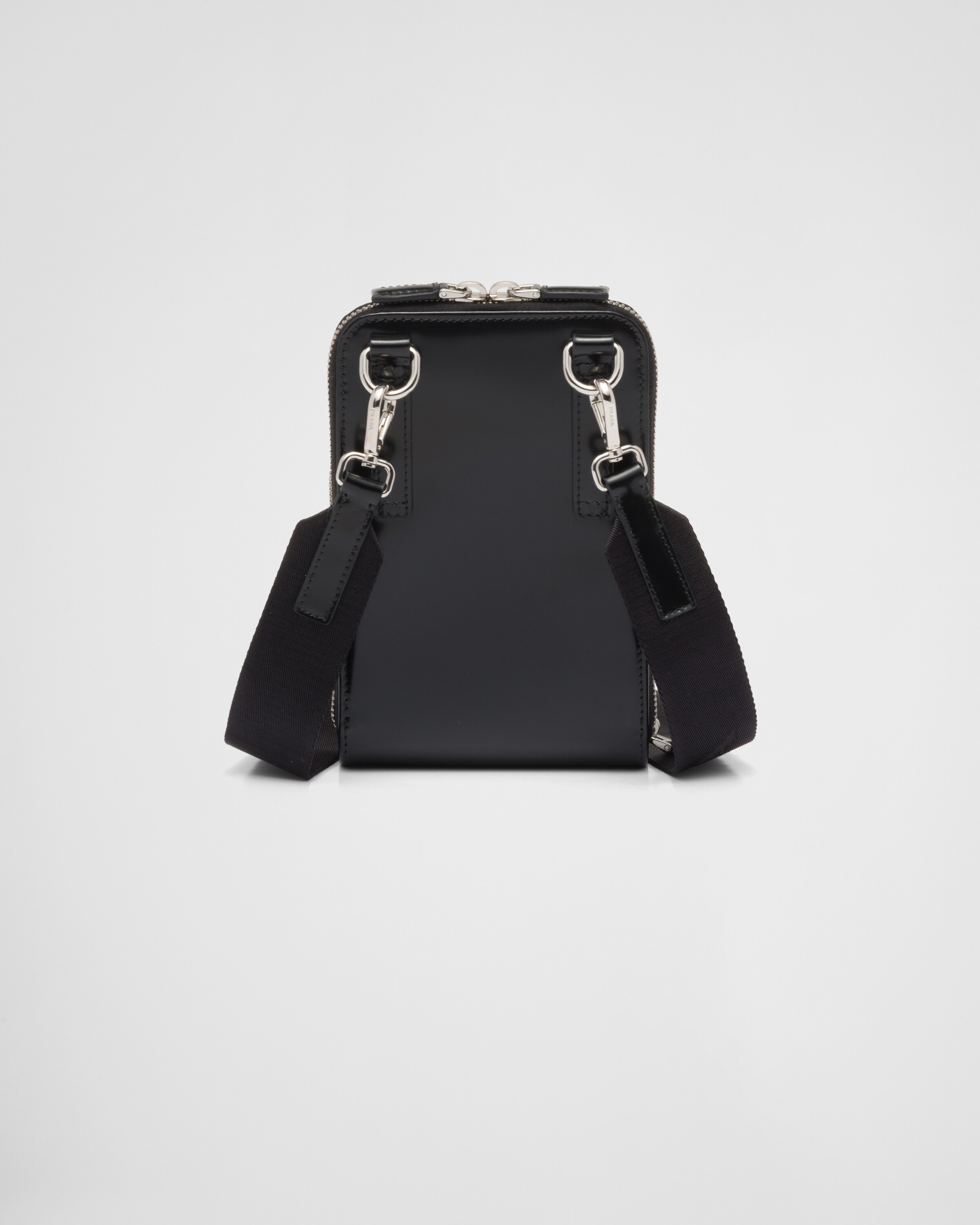 Prada 亮面皮革手机包 4