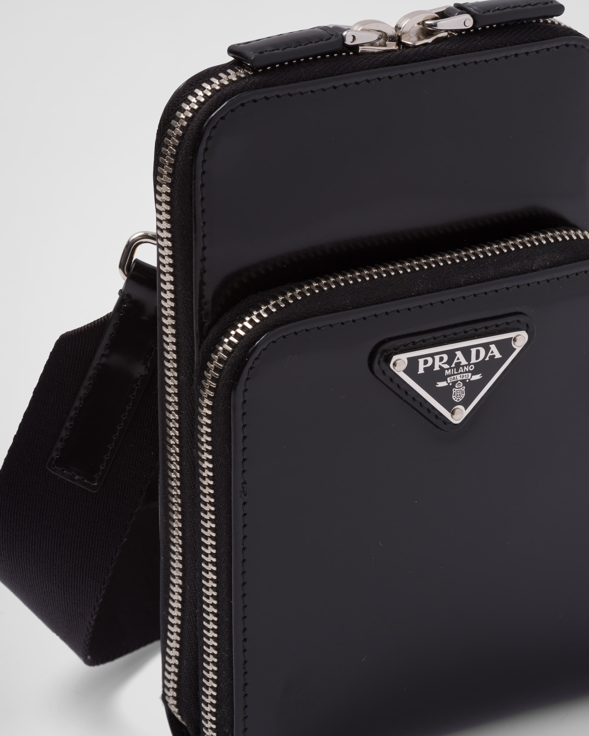 Prada 亮面皮革手机包 6