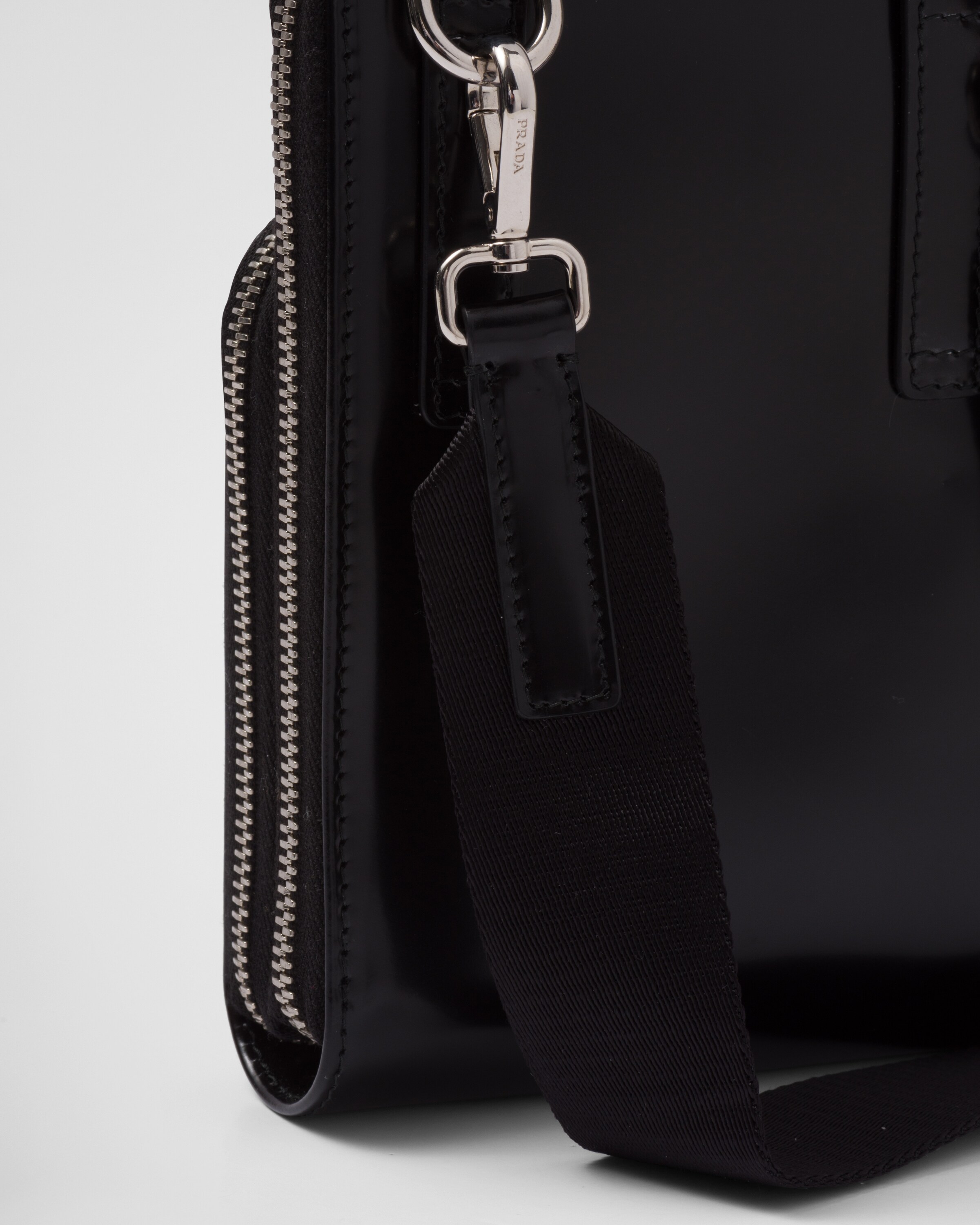 Prada 亮面皮革手机包 7