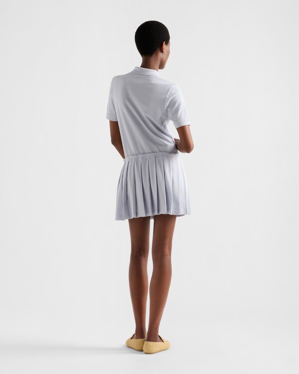 تنورة قصيرة بيكيه مع ثنيات تنورة قصيرة بيكيه مع ثنيات