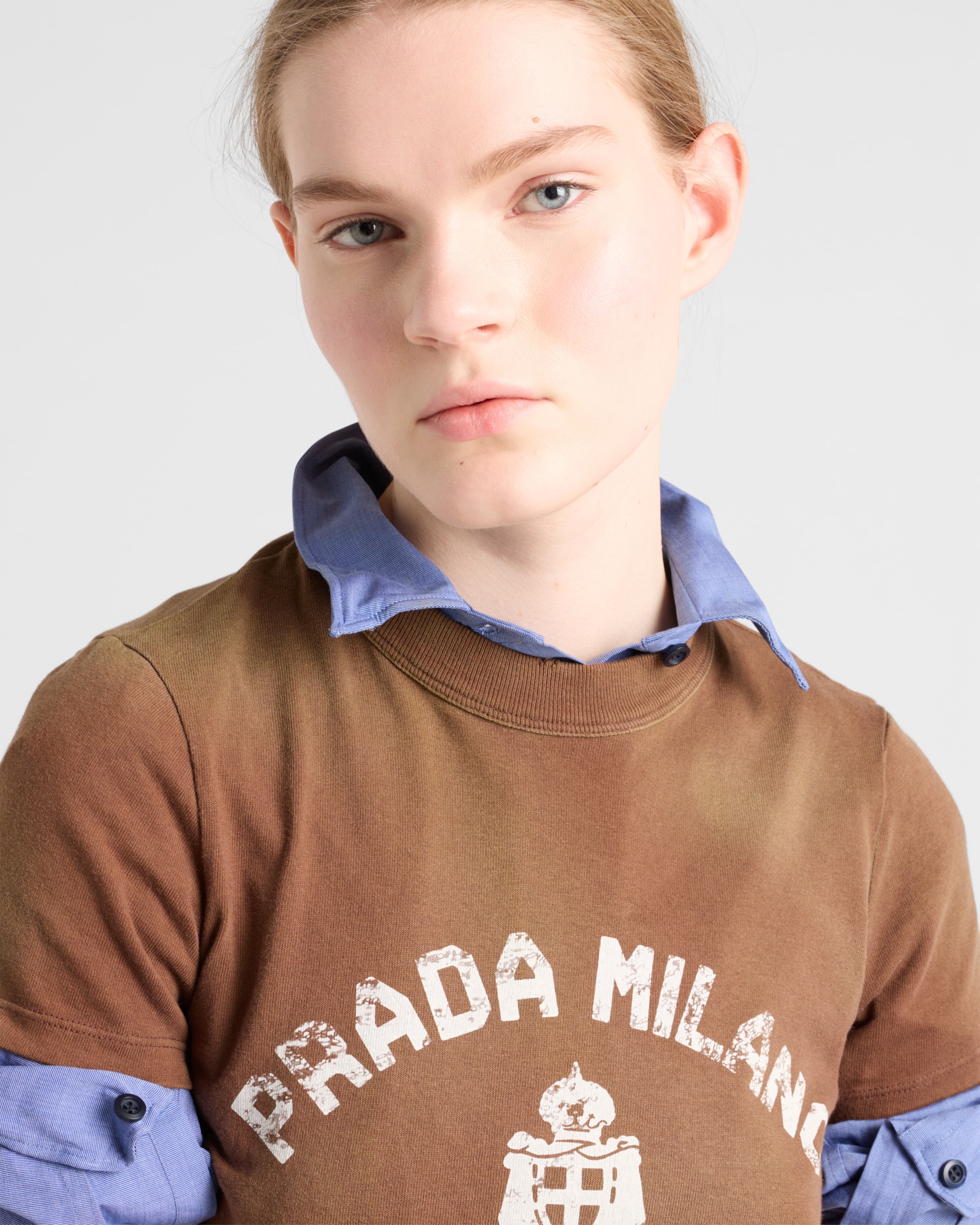 【希少】PRADA ロゴ入り プリント ジャージー Tシャツ ブラウン ブラウン プリント入り ジャージー Tシャツ | PRADA