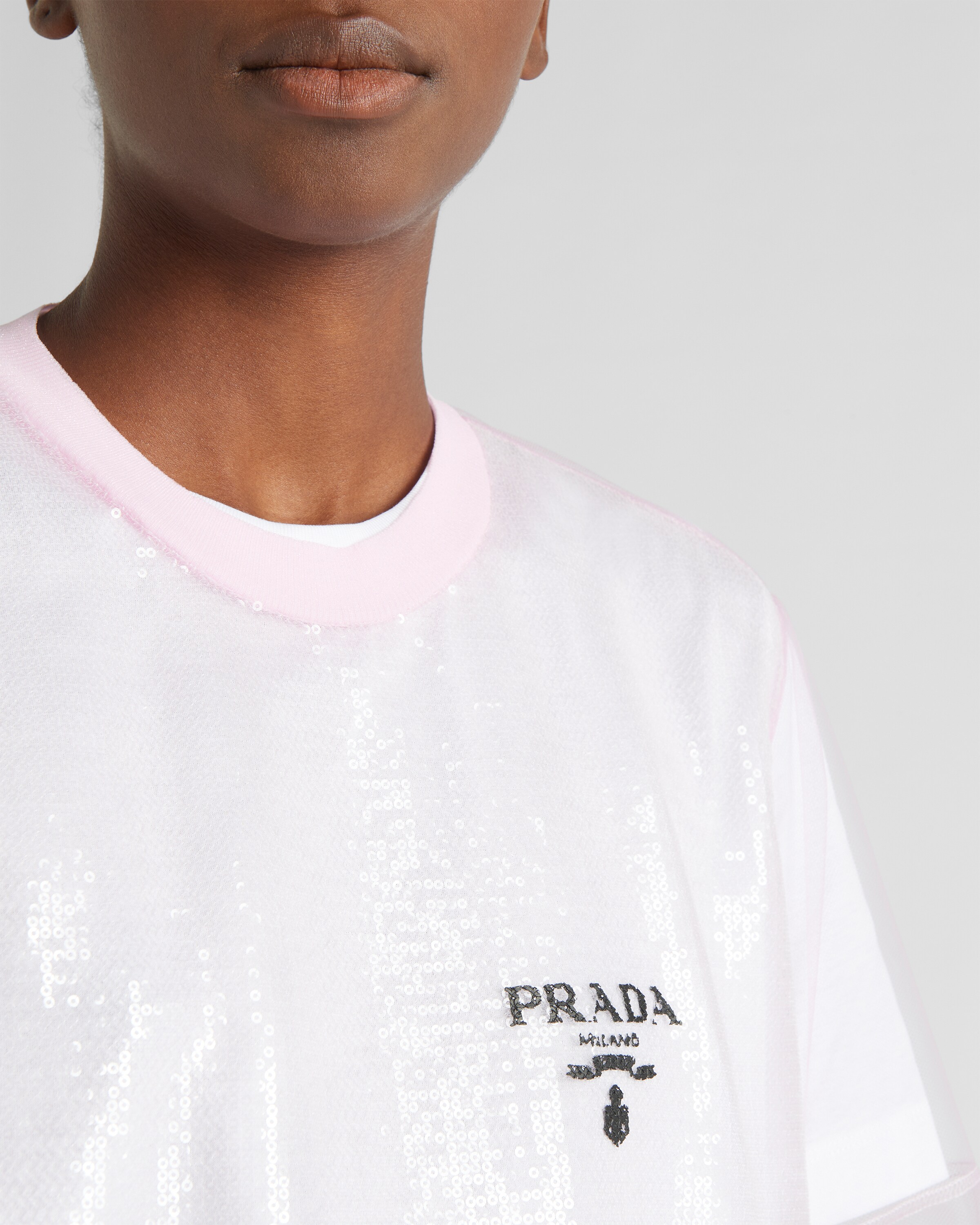 Prada تيشيرت من الجيرسيه والتول المُطرّز بالترتر 4