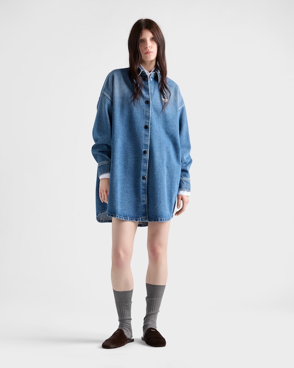 قميص من الدنيم قميص من الدنيم