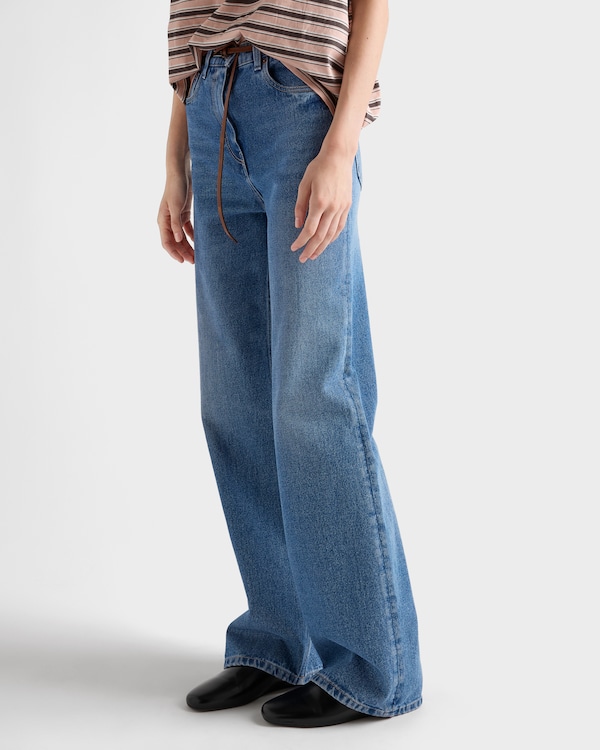 Calça em denim com cinco bolsos Calça em denim com cinco bolsos