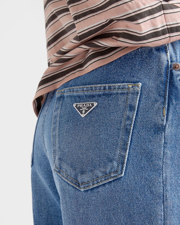 Calça em denim com cinco bolsos Calça em denim com cinco bolsos