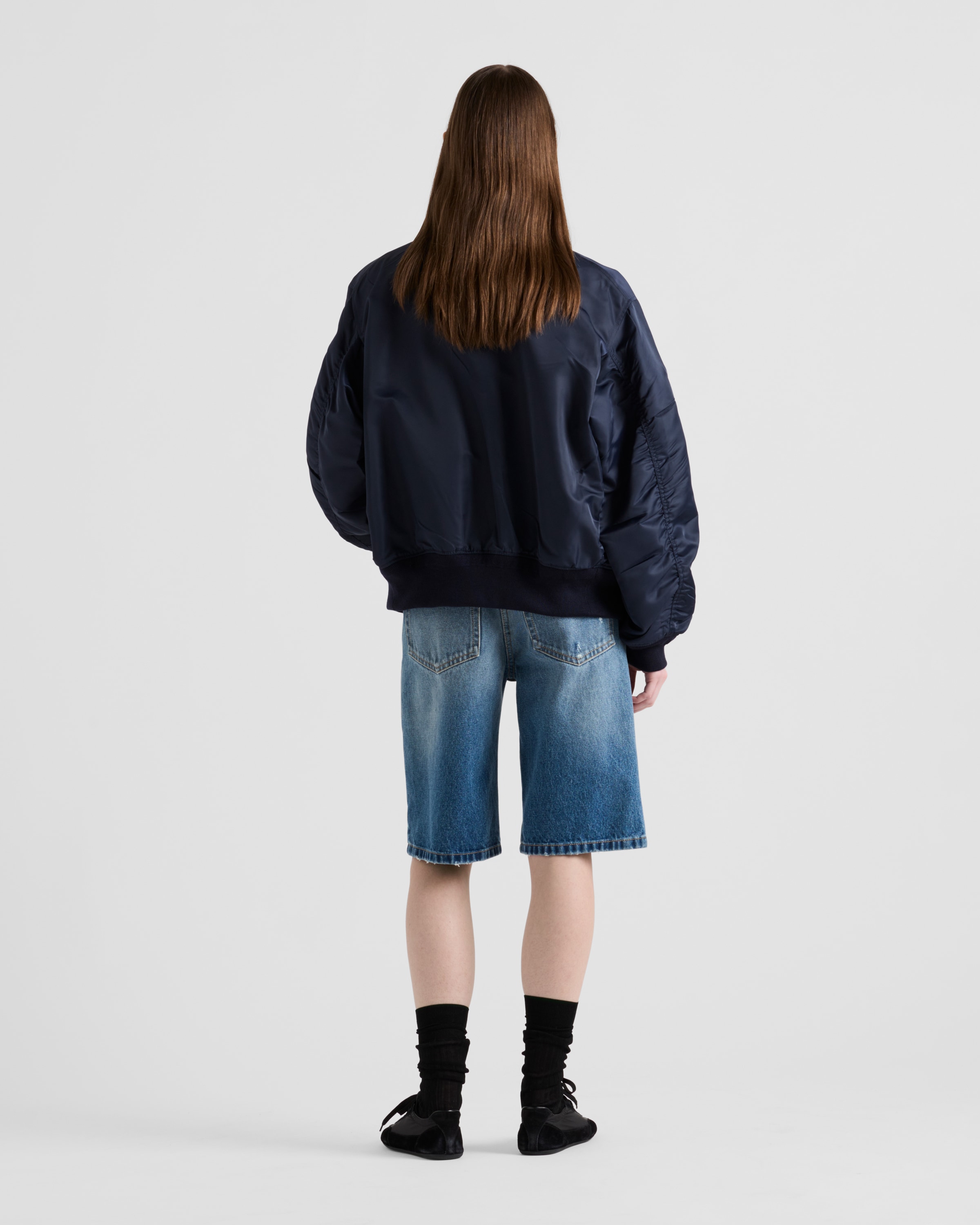 PRADA デニム バミューダショートパンツ 快適で洗練された夏を過ごせる PRADA のオーガニックデニム