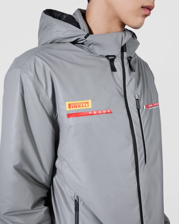 Luna Rossa Prada Pirelli Jacke aus leichtem Re-Nylon Luna Rossa Prada Pirelli Jacke aus leichtem Re-Nylon