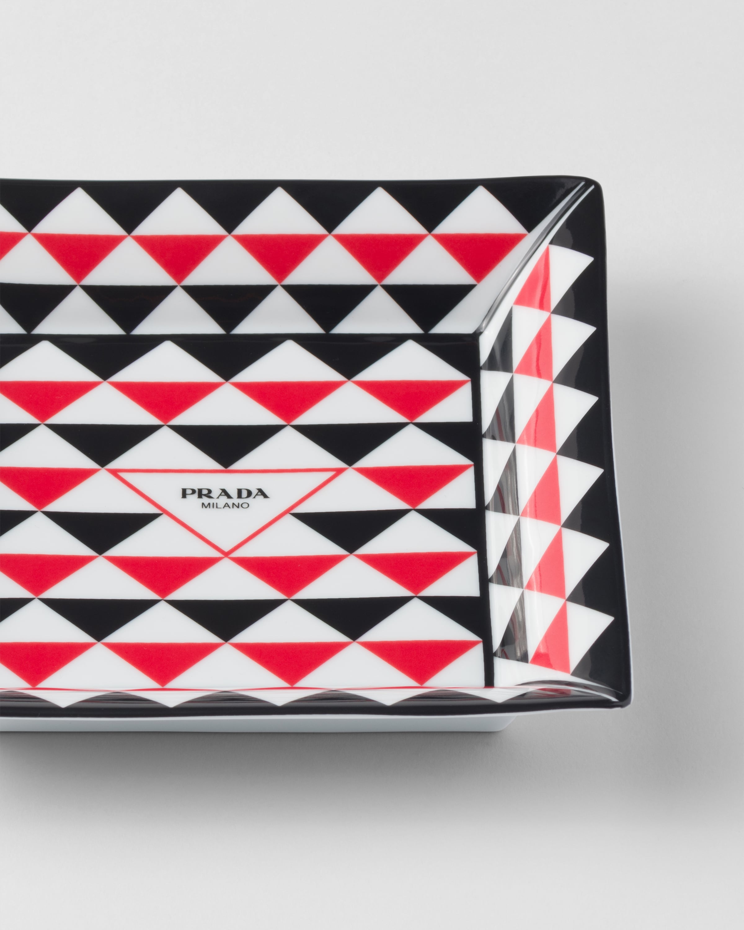 Shop Prada Grosse Quadratische Ablageschale Aus Porzellan – Triangles In Black/red/white