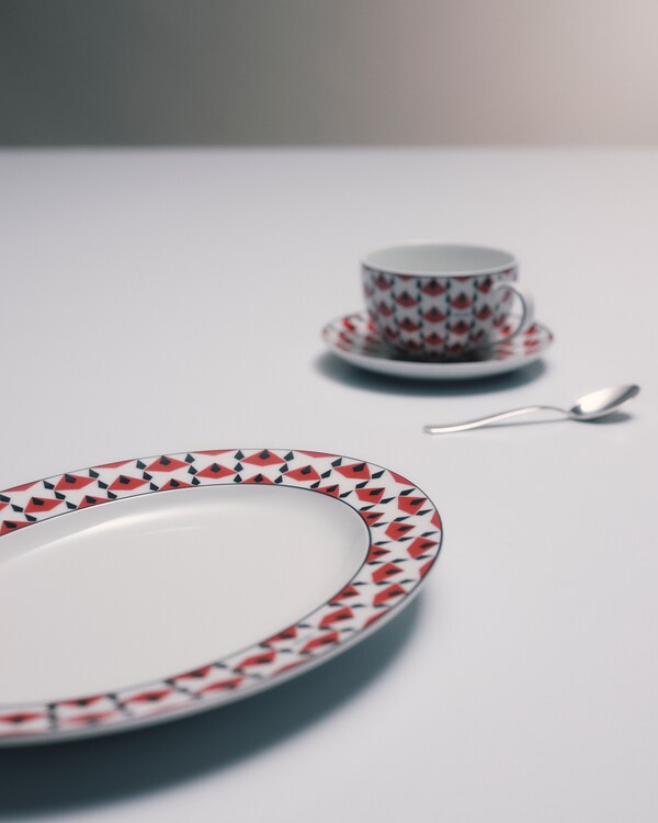 Small porcelain serving plate - Vienna Red Small porcelain serving plate - Vienna Red