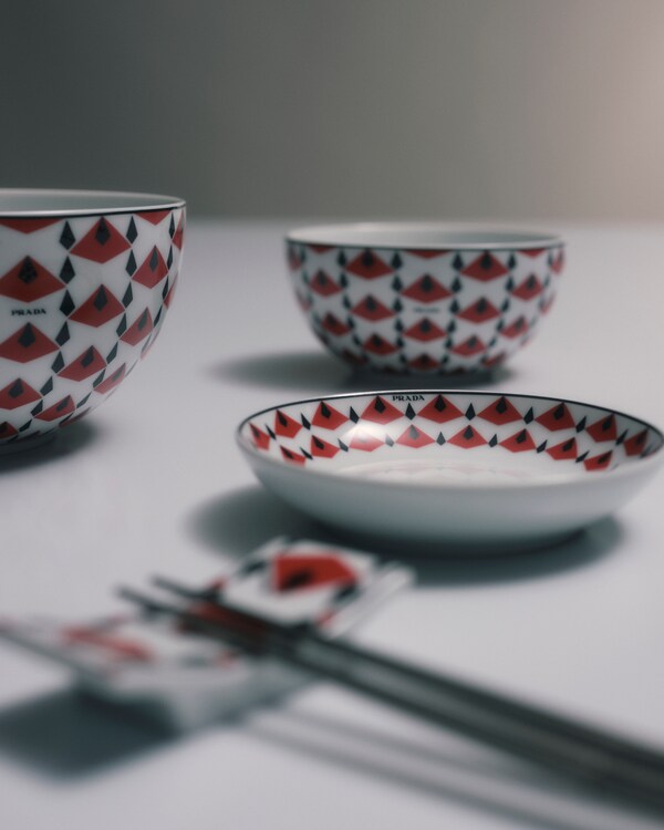 Lot de deux bols à sauce en porcelaine – Vienna Red Lot de deux bols à sauce en porcelaine – Vienna Red