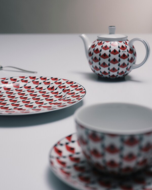 Set of two porcelain dessert plates - Vienna Red Set of two porcelain dessert plates - Vienna Red