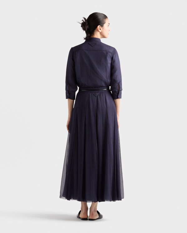 تنورة ماكسي من الشيفون الحريري بكسرات - أزرق تنورة ماكسي من الشيفون الحريري بكسرات - أزرق