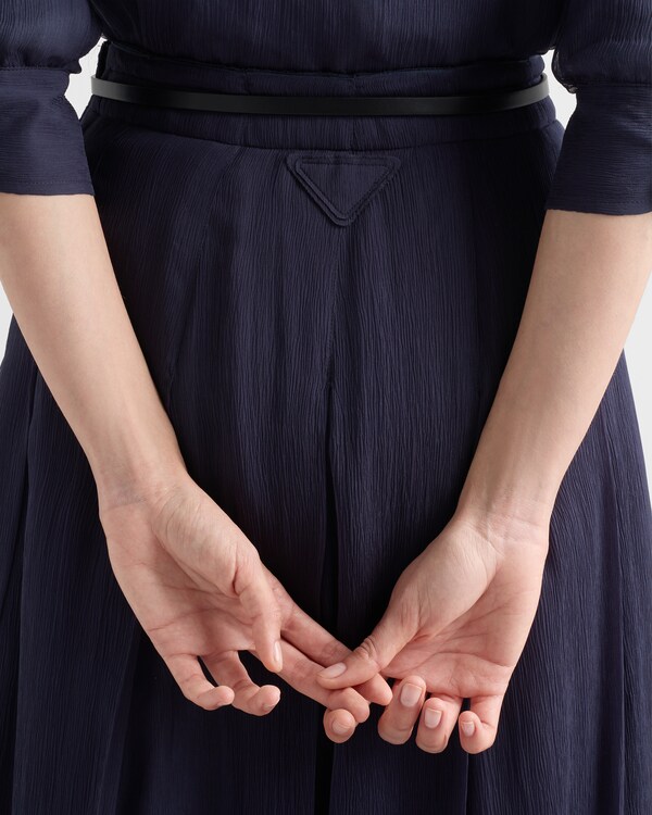 تنورة ماكسي من الشيفون الحريري بكسرات - أزرق تنورة ماكسي من الشيفون الحريري بكسرات - أزرق