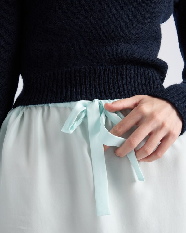 تنورة متوسطة الطول من حرير هابوتاي مطرزة تنورة متوسطة الطول من حرير هابوتاي مطرزة