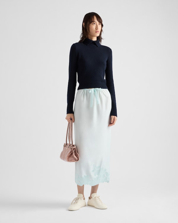 تنورة متوسطة الطول من حرير هابوتاي مطرزة تنورة متوسطة الطول من حرير هابوتاي مطرزة