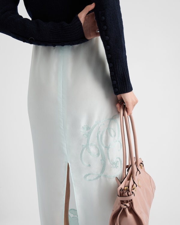 تنورة متوسطة الطول من حرير هابوتاي مطرزة تنورة متوسطة الطول من حرير هابوتاي مطرزة