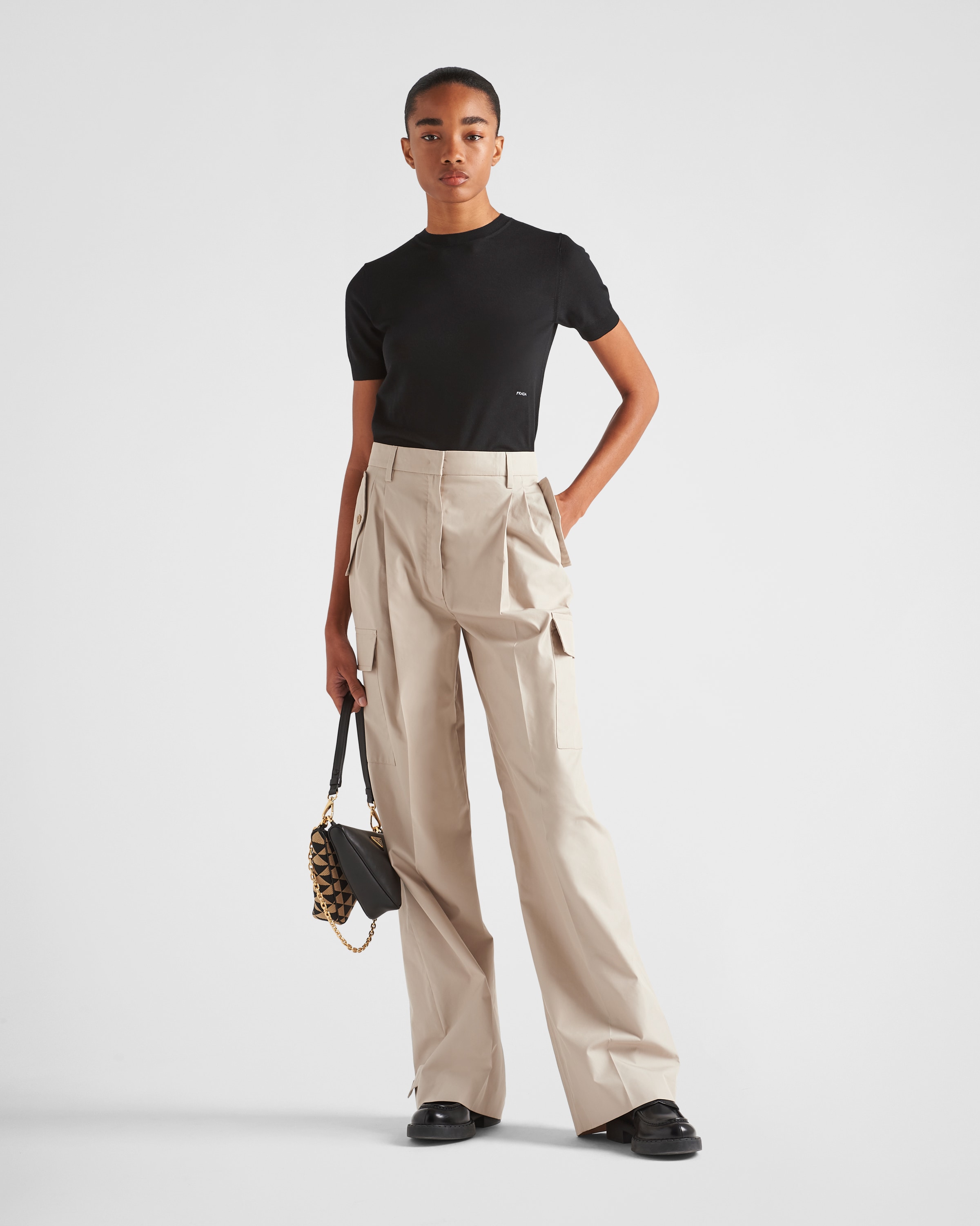 Pantalones largos y cortos para mujeres PRADA