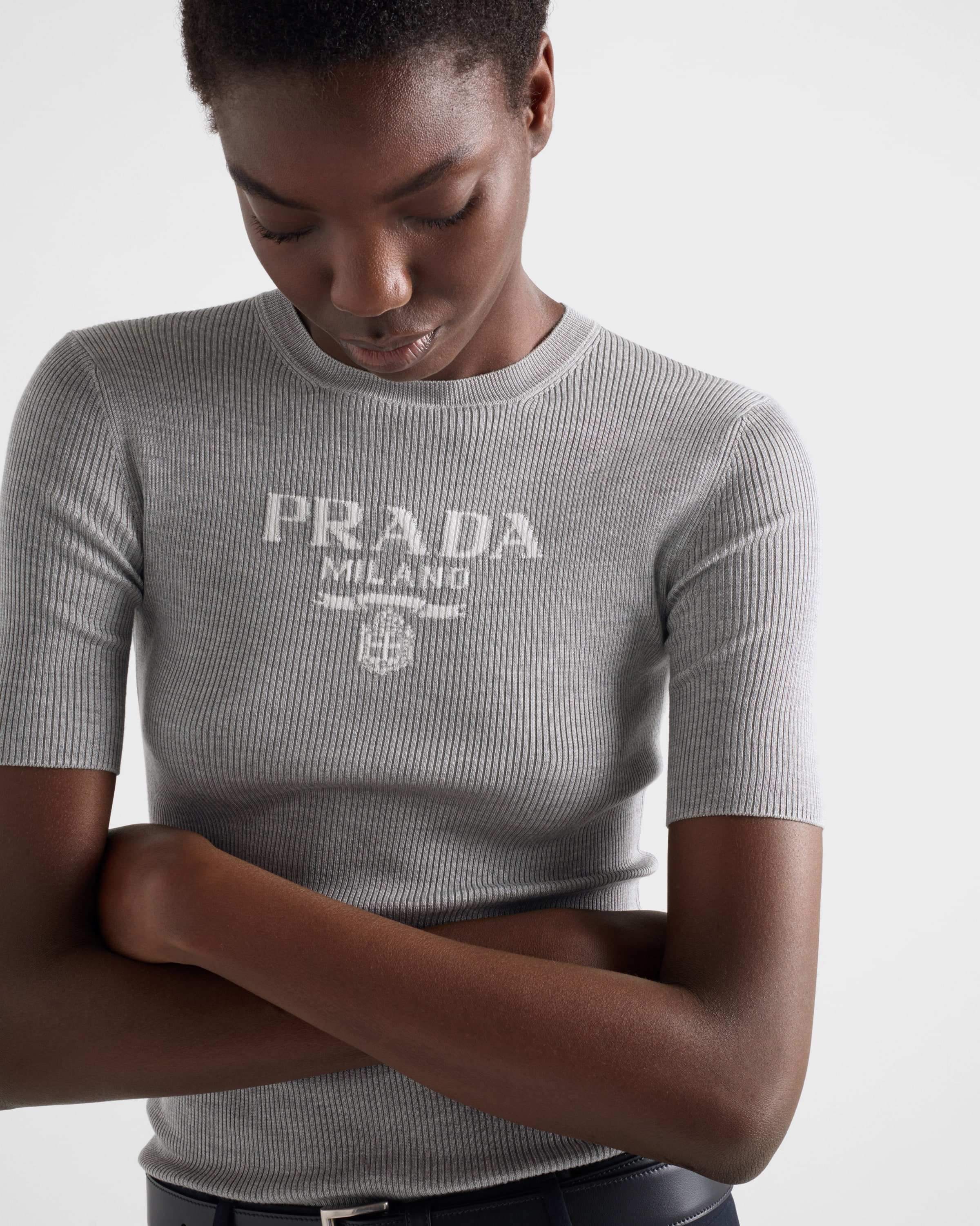 gureさん専用PRADA ロゴ入り シルク クルーネックセーター グレー ロゴ入り シルク クルーネックセーター | PRADA