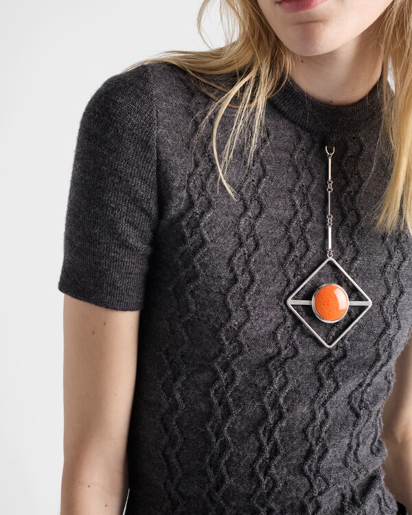 쇼트 슬리브 울 스웨터 펜던트 포함 쇼트 슬리브 울 스웨터 펜던트 포함