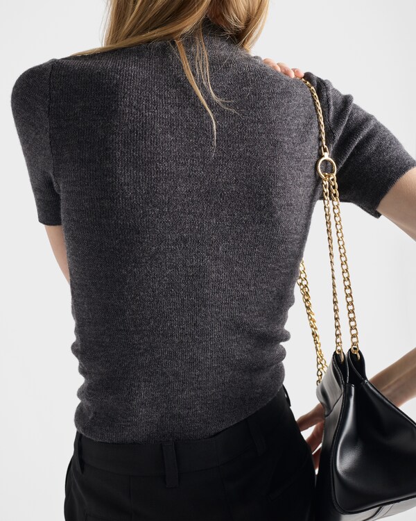 쇼트 슬리브 울 스웨터 펜던트 포함 쇼트 슬리브 울 스웨터 펜던트 포함