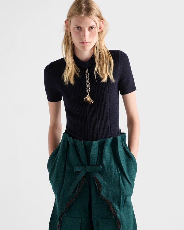 쇼트 슬리브 울 스웨터 펜던트 포함 쇼트 슬리브 울 스웨터 펜던트 포함