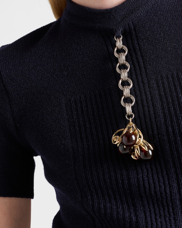 쇼트 슬리브 울 스웨터 펜던트 포함 쇼트 슬리브 울 스웨터 펜던트 포함