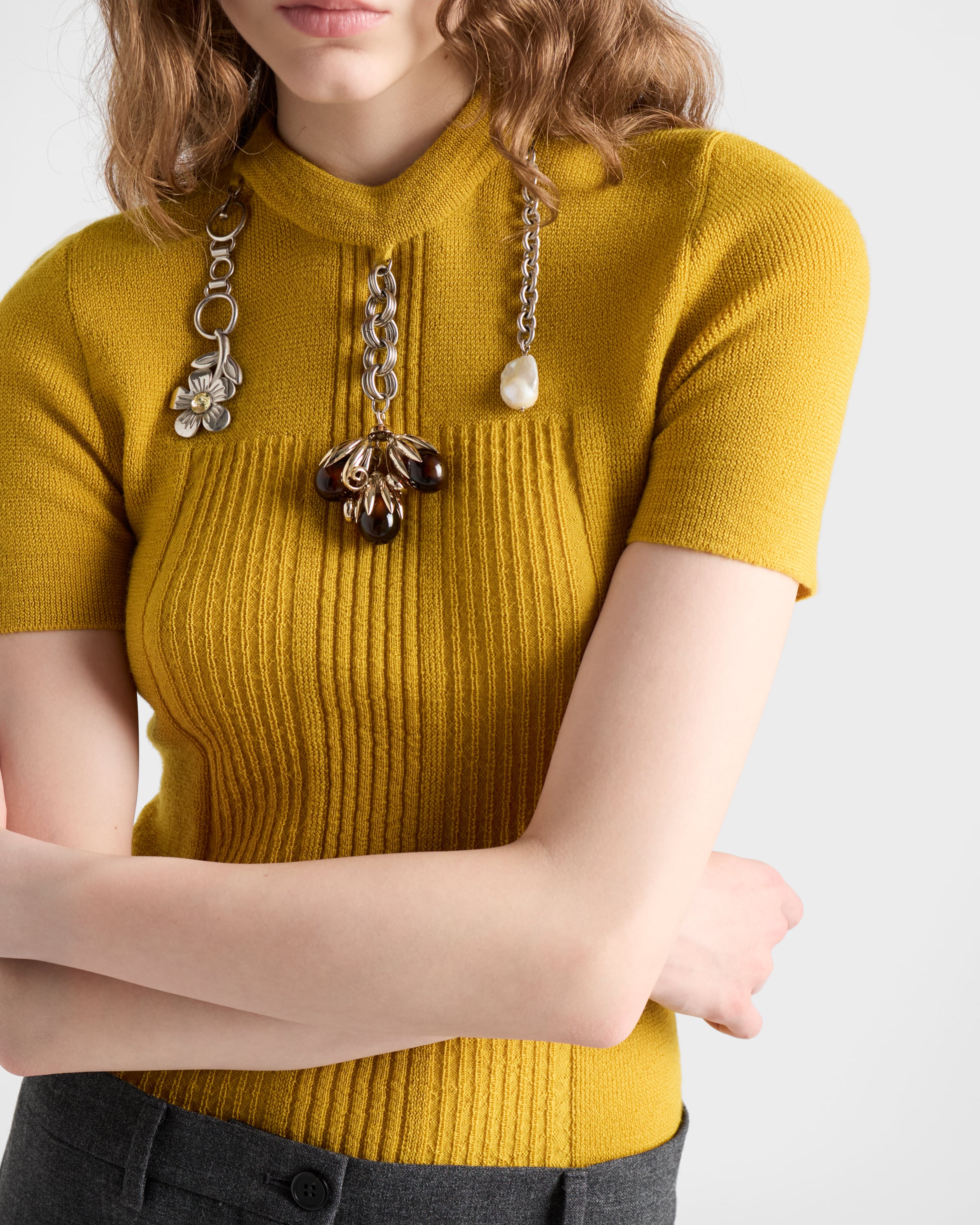 Short-sleeved wool knit sweater with pendants