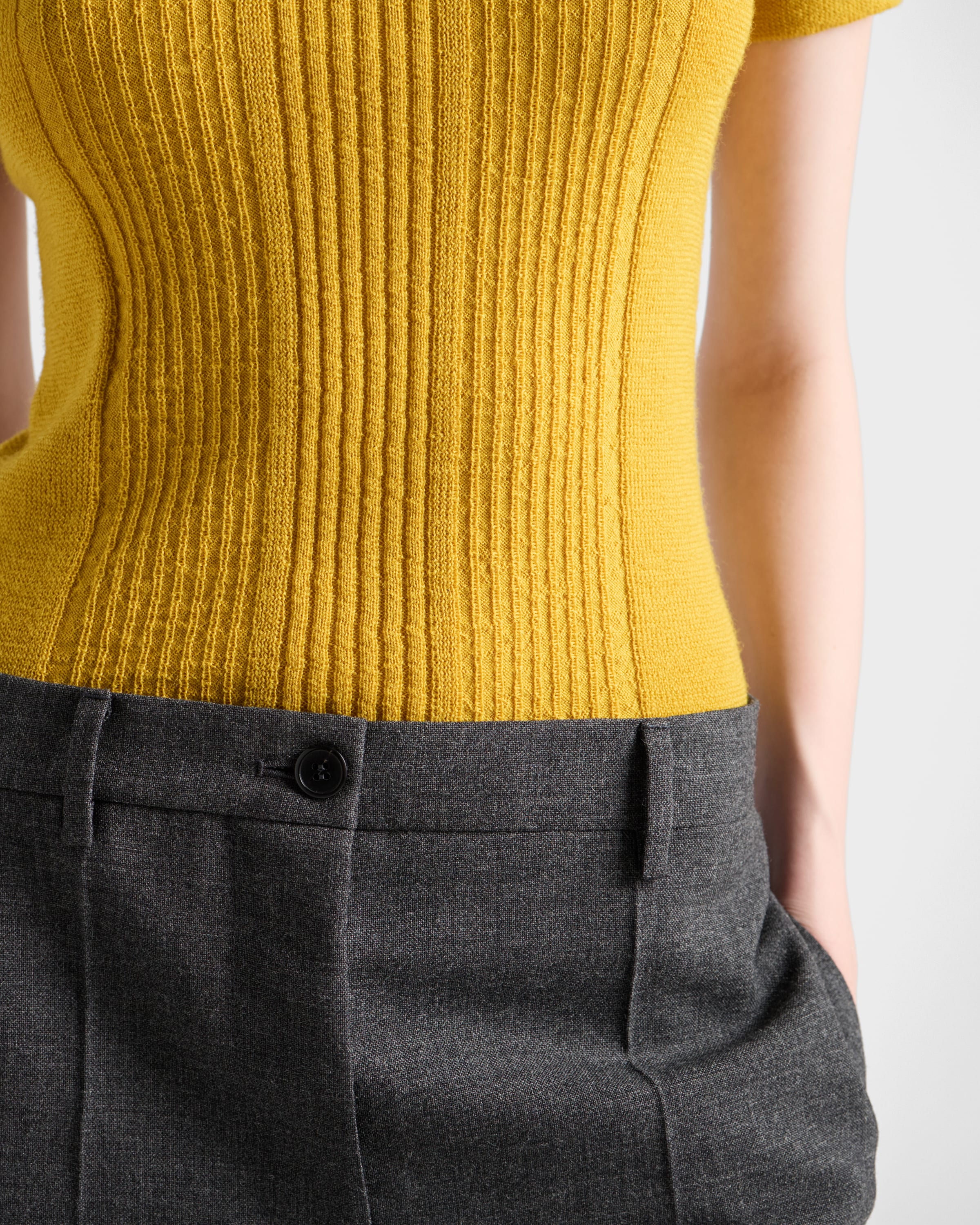 Short-sleeved wool knit sweater with pendants