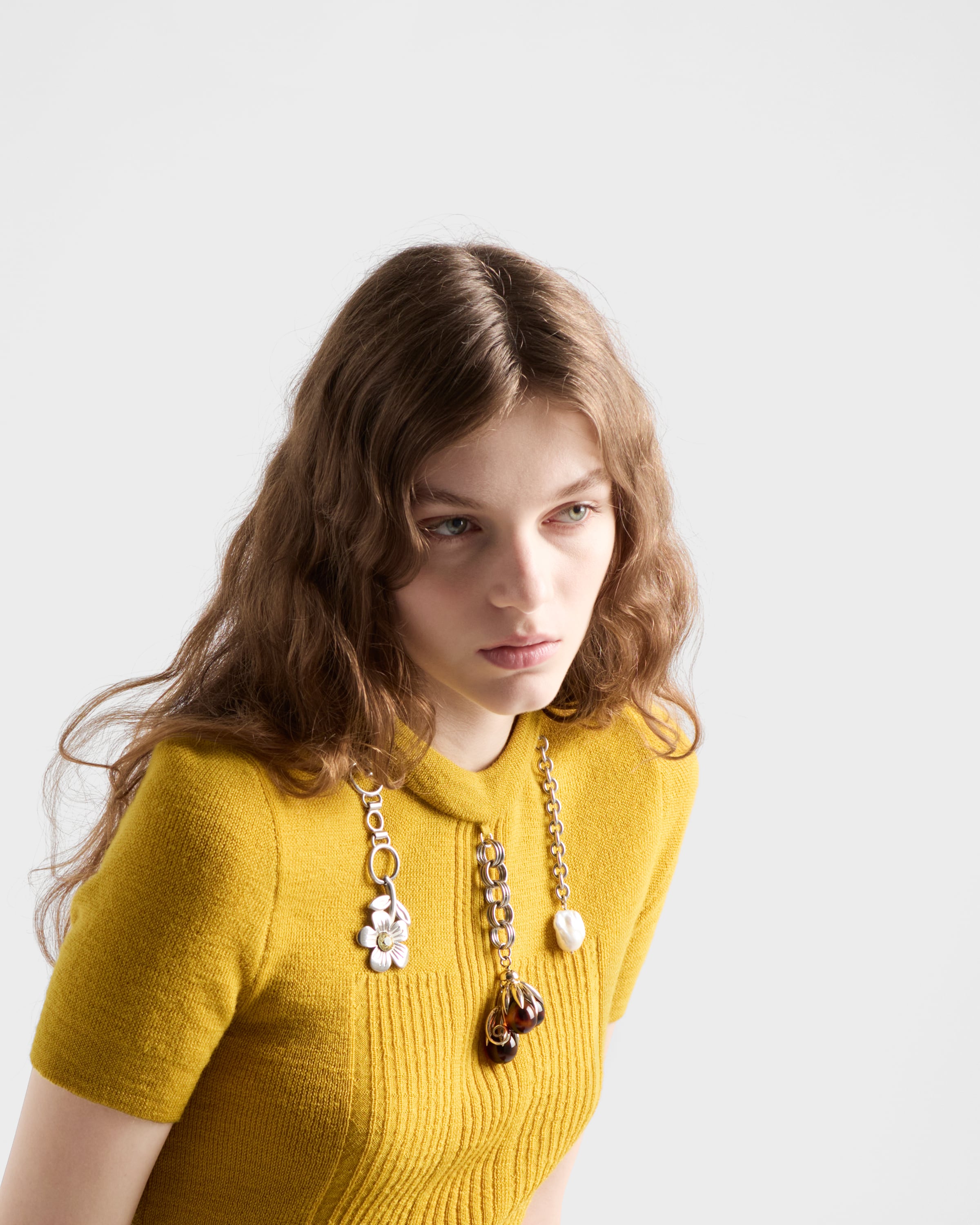 Short-sleeved wool knit sweater with pendants