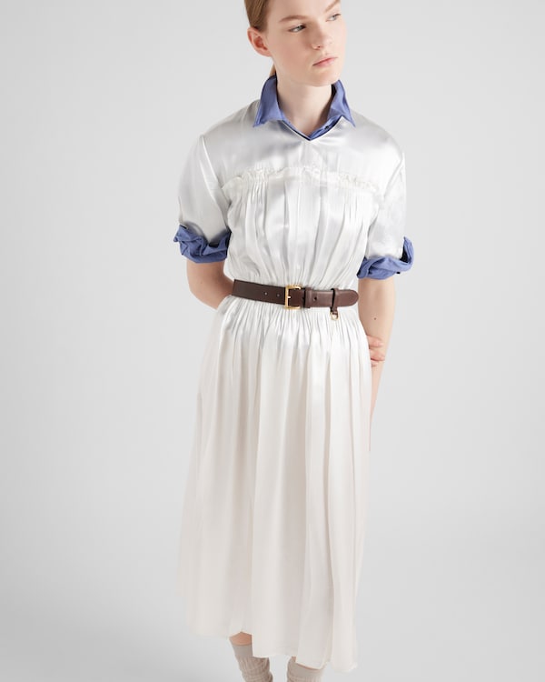 Abito midi ricamato in satin Abito midi ricamato in satin