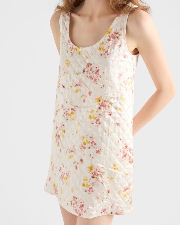 绗缝缎面迷你连衣裙 绗缝缎面迷你连衣裙