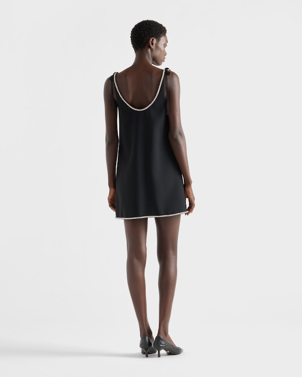 Mini-robe compacte en satin sablé Mini-robe compacte en satin sablé