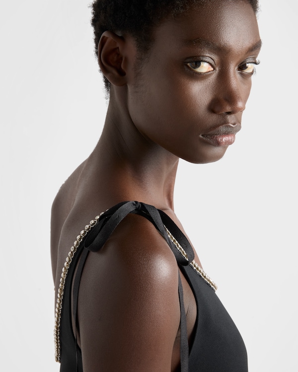 Mini-robe compacte en satin sablé Mini-robe compacte en satin sablé