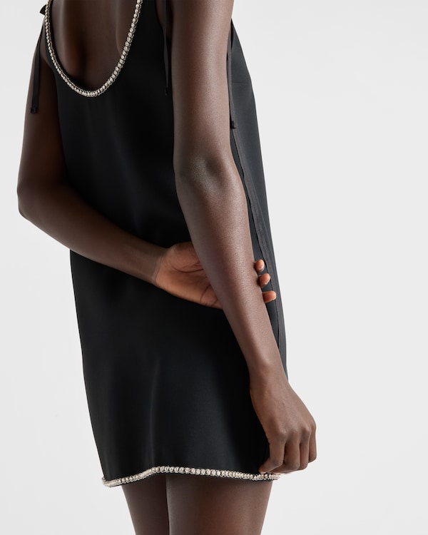 Mini-robe compacte en satin sablé Mini-robe compacte en satin sablé