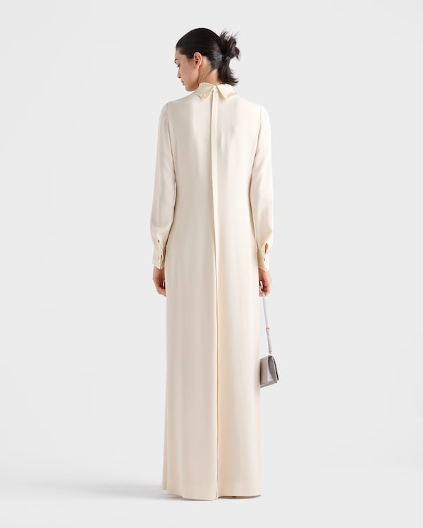 فستان طويل من الجوخ الحريري بكسرات - عاجي فستان طويل من الجوخ الحريري بكسرات - عاجي