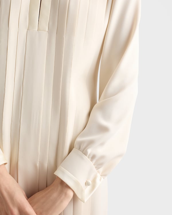 فستان طويل من الجوخ الحريري بكسرات - عاجي فستان طويل من الجوخ الحريري بكسرات - عاجي