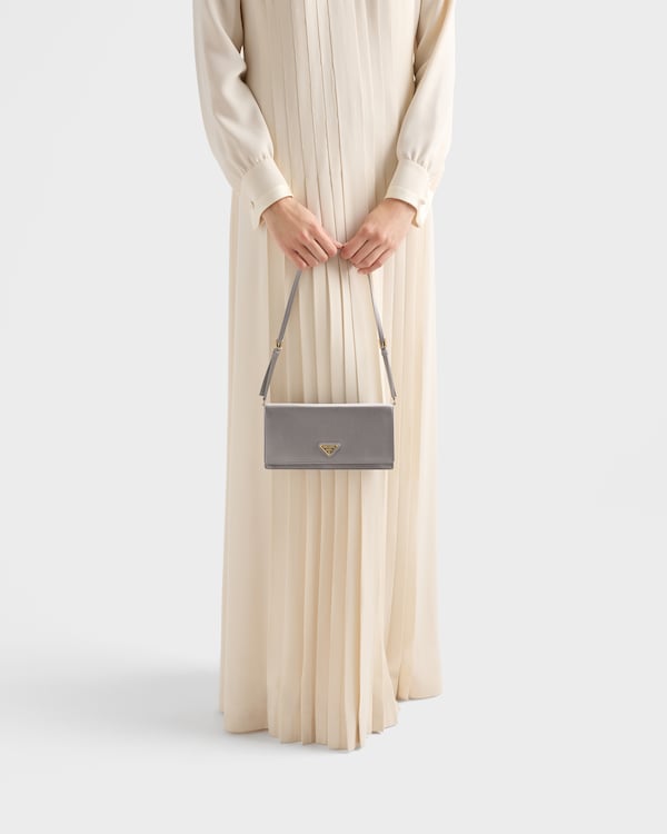 فستان طويل من الجوخ الحريري بكسرات - عاجي فستان طويل من الجوخ الحريري بكسرات - عاجي