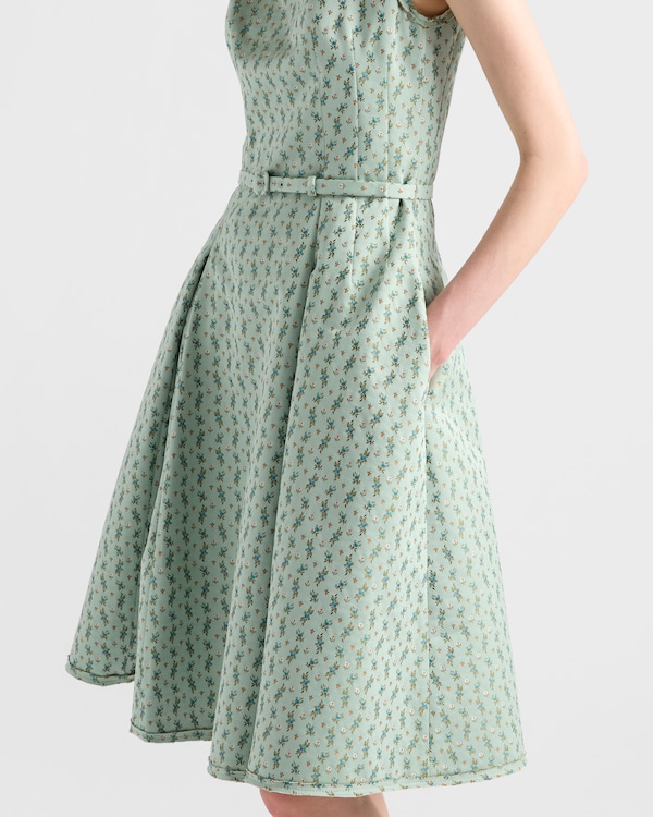 Robe en satin duchesse à imprimé fleurs - Vert Chlorophylle Robe en satin duchesse à imprimé fleurs - Vert Chlorophylle