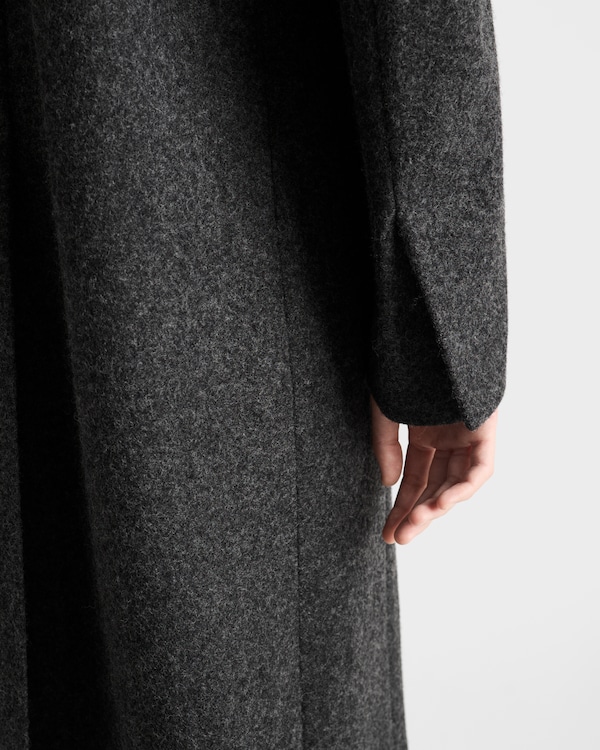 Shetland 大衣,配珠宝纽扣 Shetland 大衣,配珠宝纽扣