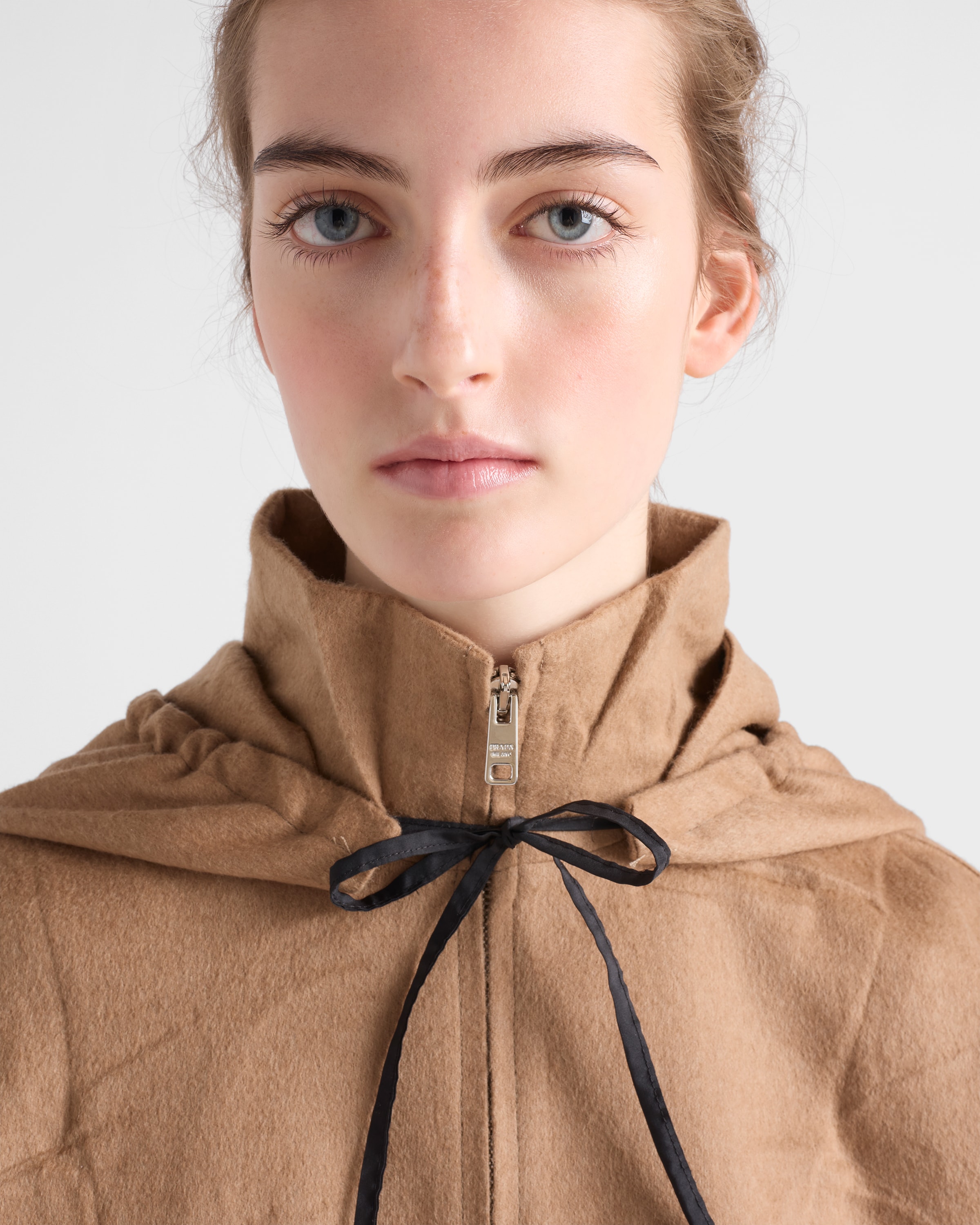 PRADA　ベージュコンビブルゾン｜上質素材×洗練デザインラグジュアリーアウター PRADA ベージュコンビブルゾン｜上質素材×洗練デザインラグジュアリー