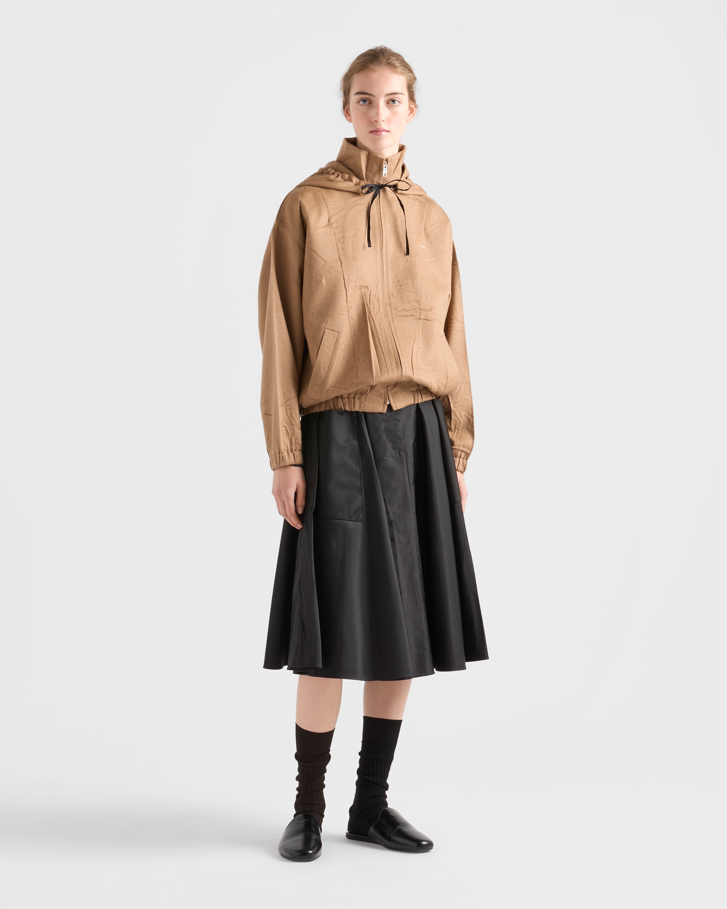 PRADA　ベージュコンビブルゾン｜上質素材×洗練デザインラグジュアリーアウター PRADA ベージュコンビブルゾン｜上質素材×洗練デザインラグジュアリー