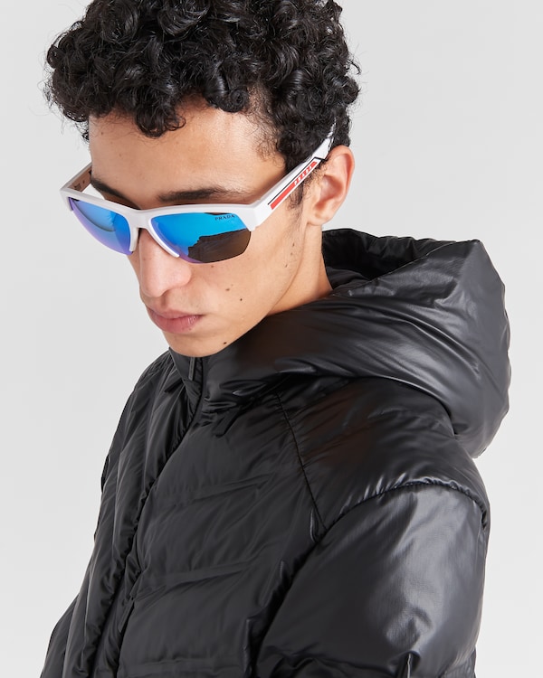 جاكيت بافر بقلنسوة من قماش نايلون معاد تدويره خفيف جاكيت بافر بقلنسوة من قماش نايلون معاد تدويره خفيف