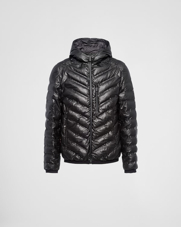 جاكيت بافر بقلنسوة من قماش نايلون معاد تدويره خفيف جاكيت بافر بقلنسوة من قماش نايلون معاد تدويره خفيف