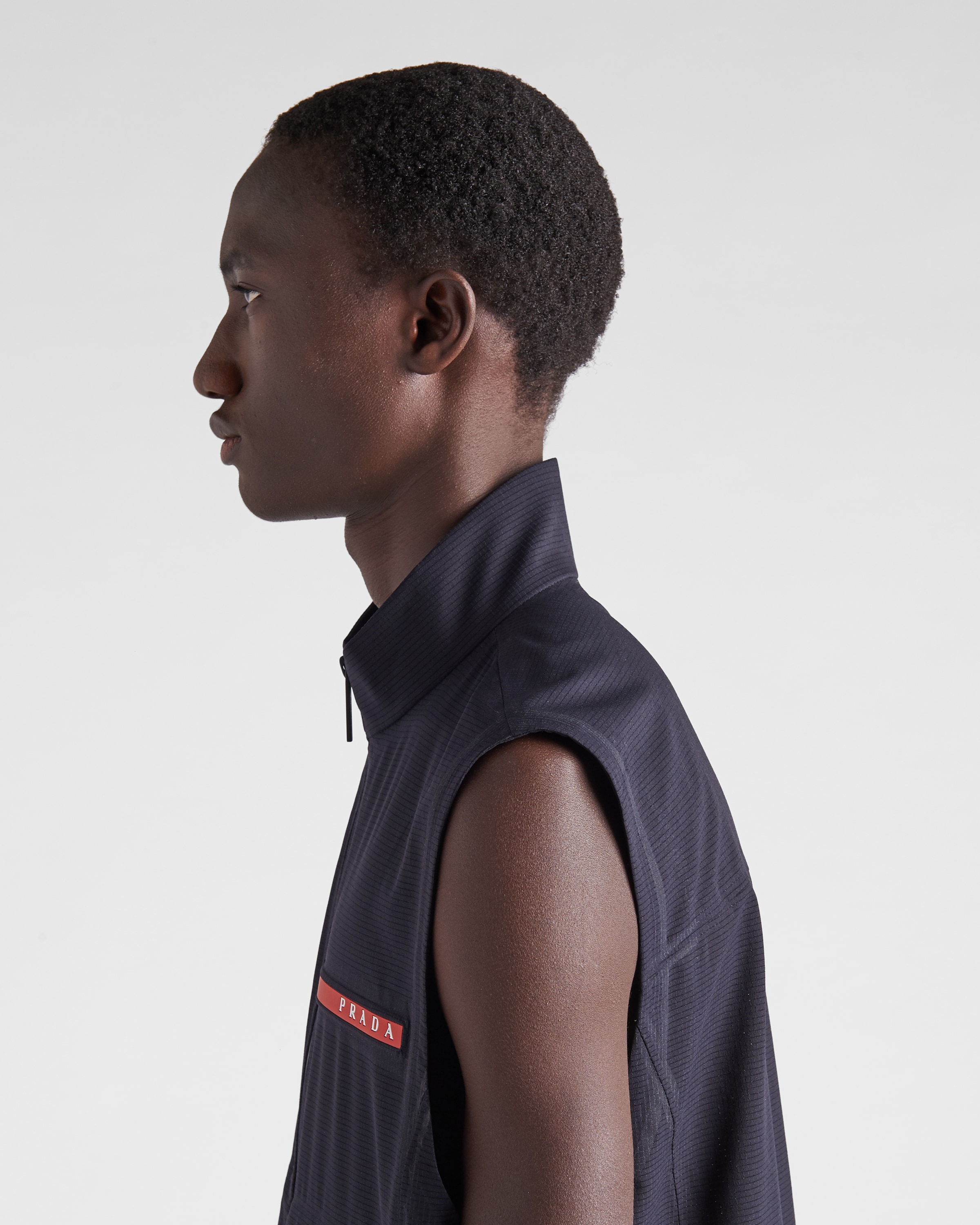 【プラダ・PRADA】WAISTCOAT PRADA Brand-Plaque Sleeveless Recycled-Nylon Waistcoat
