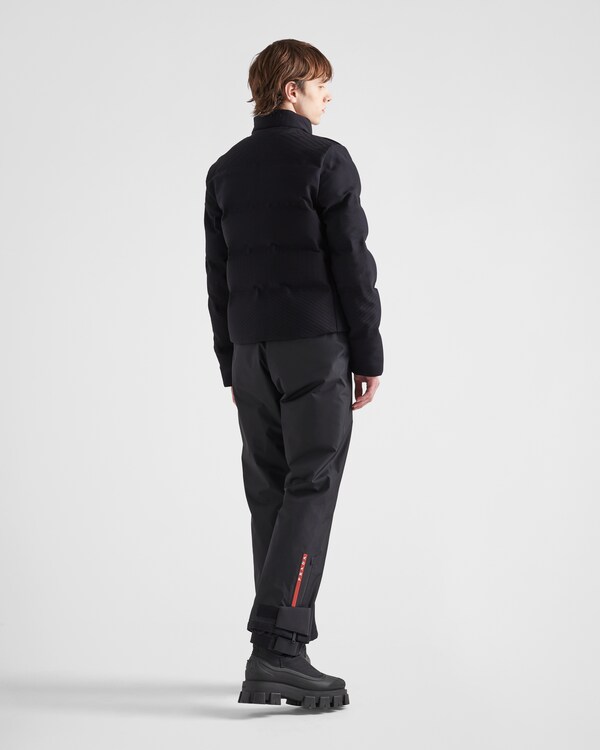 Kurze Steppjacke aus technischem Strick Kurze Steppjacke aus technischem Strick