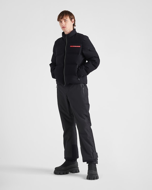 Kurze Steppjacke aus technischem Strick Kurze Steppjacke aus technischem Strick