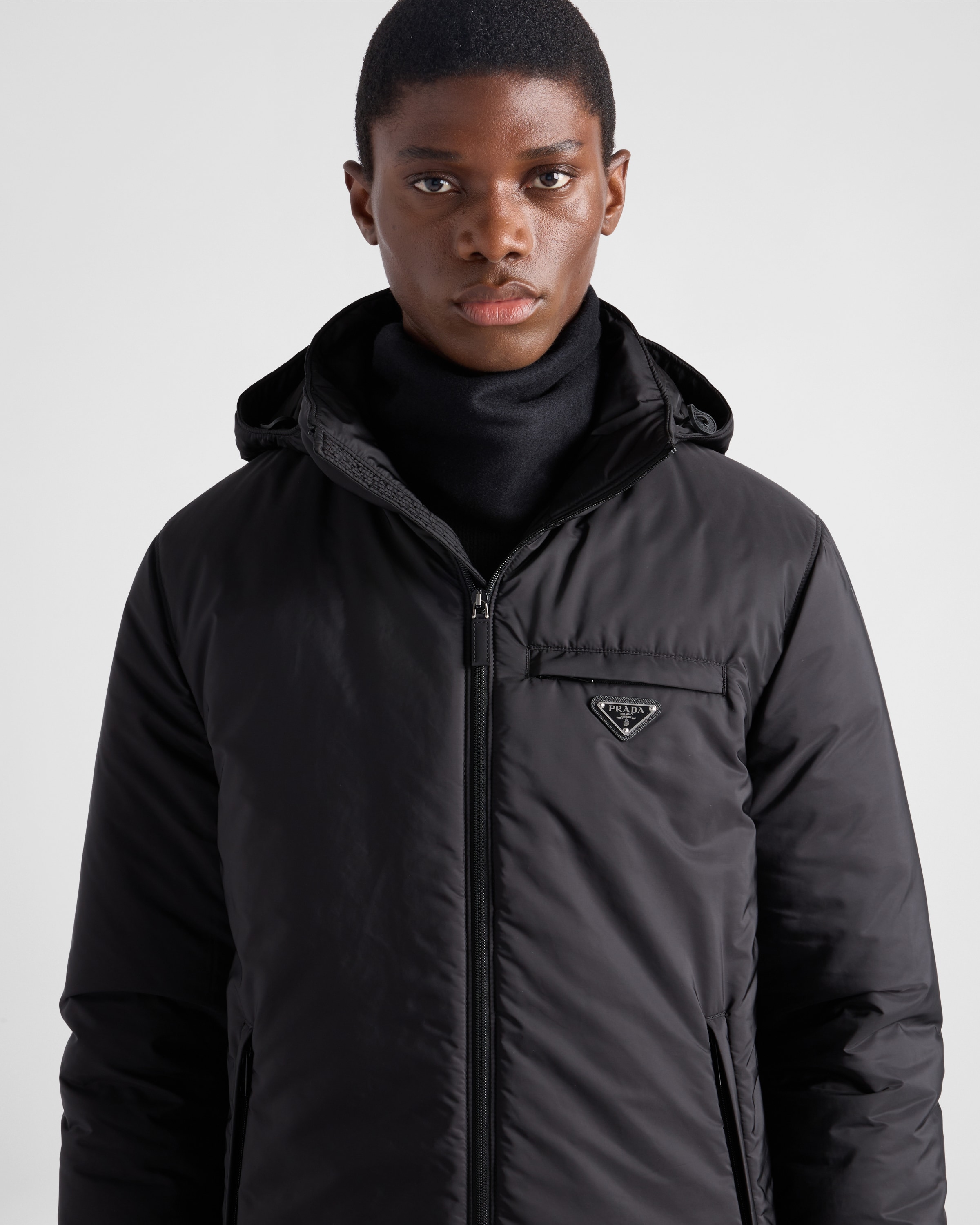 PRADA MITTELSCHWERE DAUNENJACKE AUS RE-NYLON