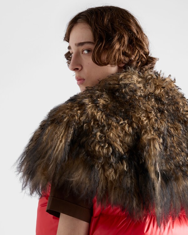 Re-Nylon xシアリング ダウンベスト - レッド Re-Nylon xシアリング ダウンベスト - レッド