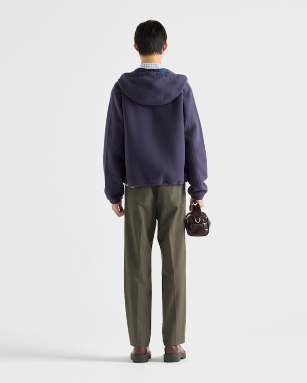 Cazadora estilo sobrecamisa de tejido técnico con capucha Cazadora estilo sobrecamisa de tejido técnico con capucha